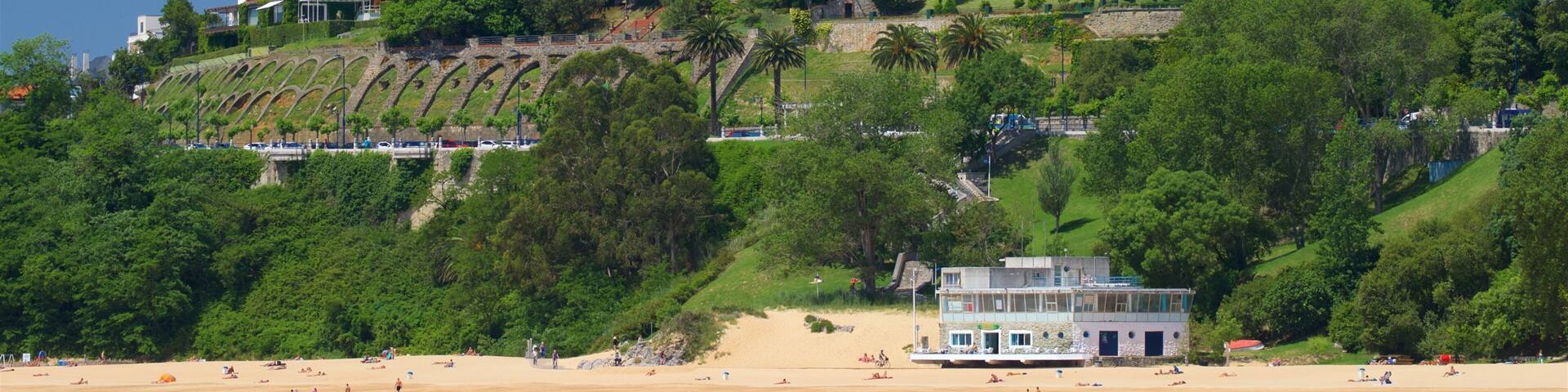 Los Peligros Beach which includes a sandy beach, a coastal town and heritage architecture