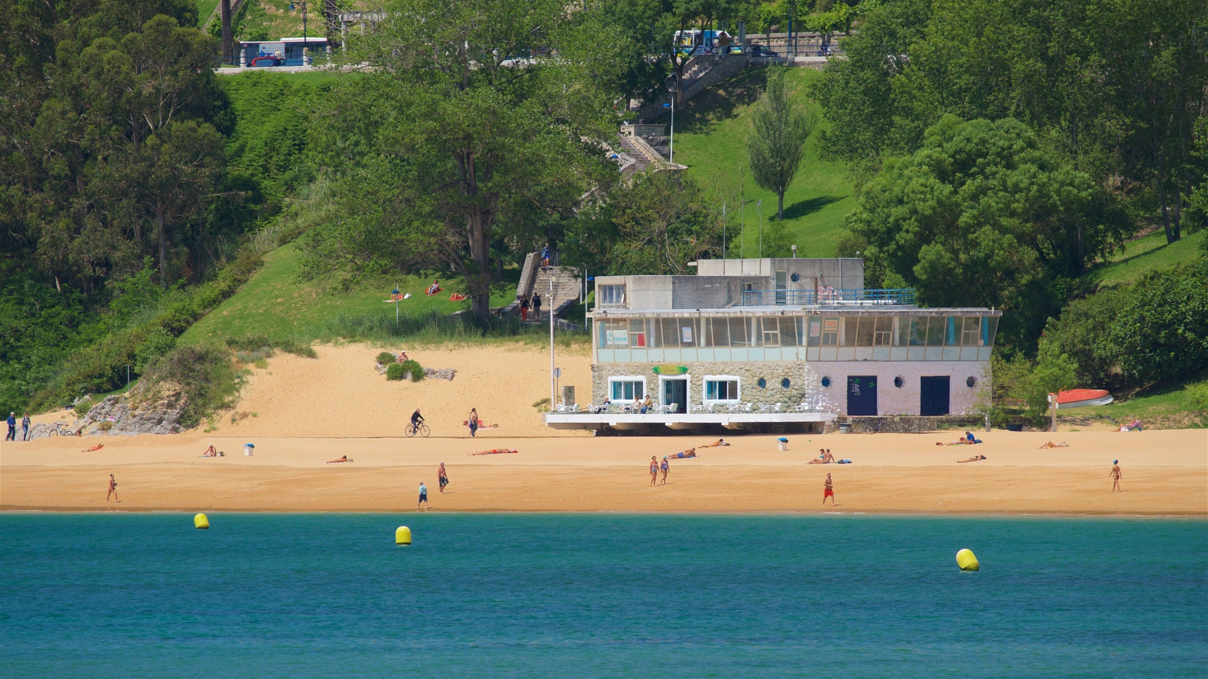 Plage Playa de los Peligros mettant en vedette plage et vues littorales aussi bien que petit groupe de personnes