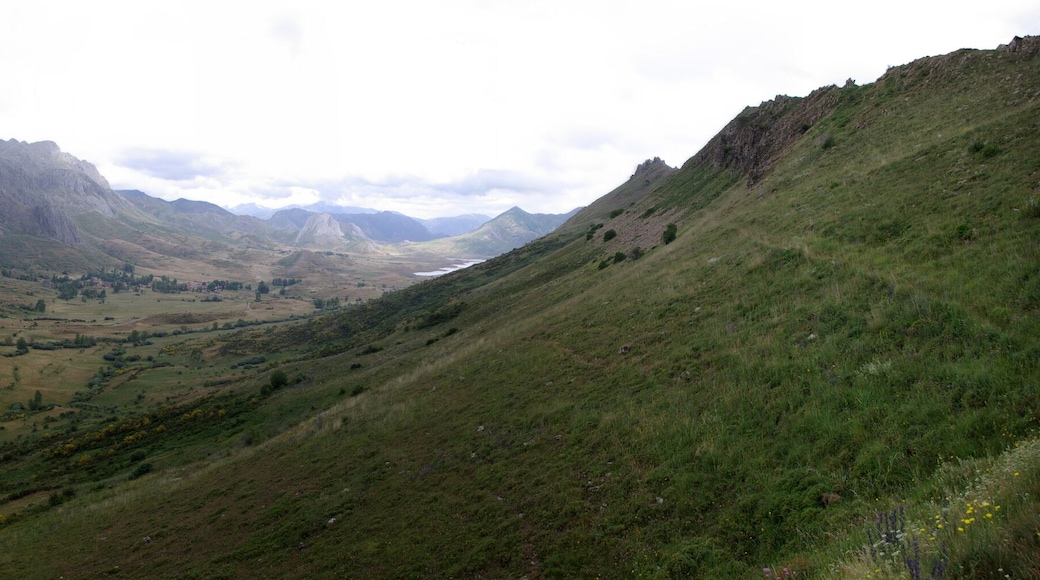 Arbas valley from Alceo tunnel pass. (Villamanín, León, Spain).