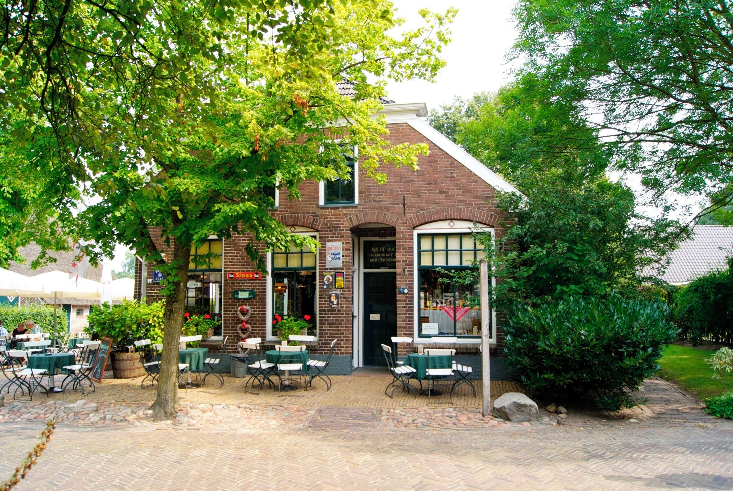 Openluchtmuseum. 
Kruidenierswinkeltje annex Cafe