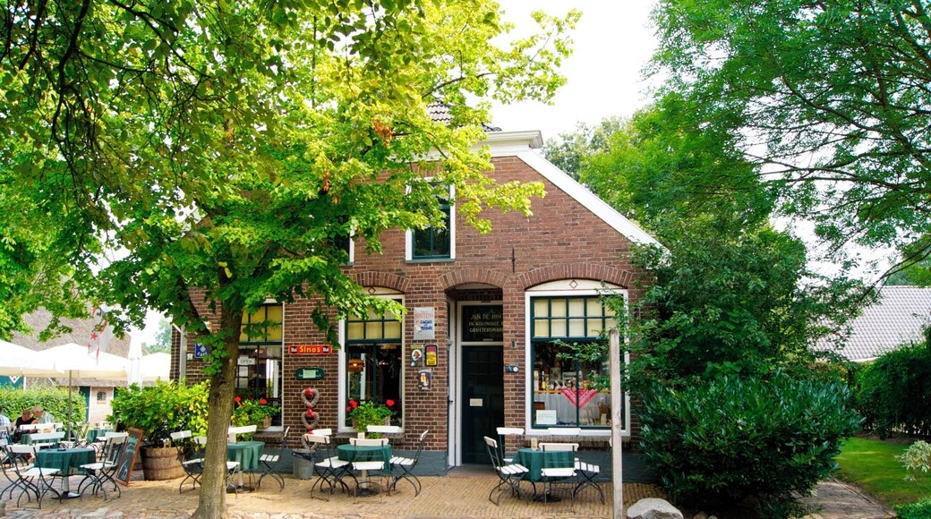 Openluchtmuseum.
Kruidenierswinkeltje annex Cafe
