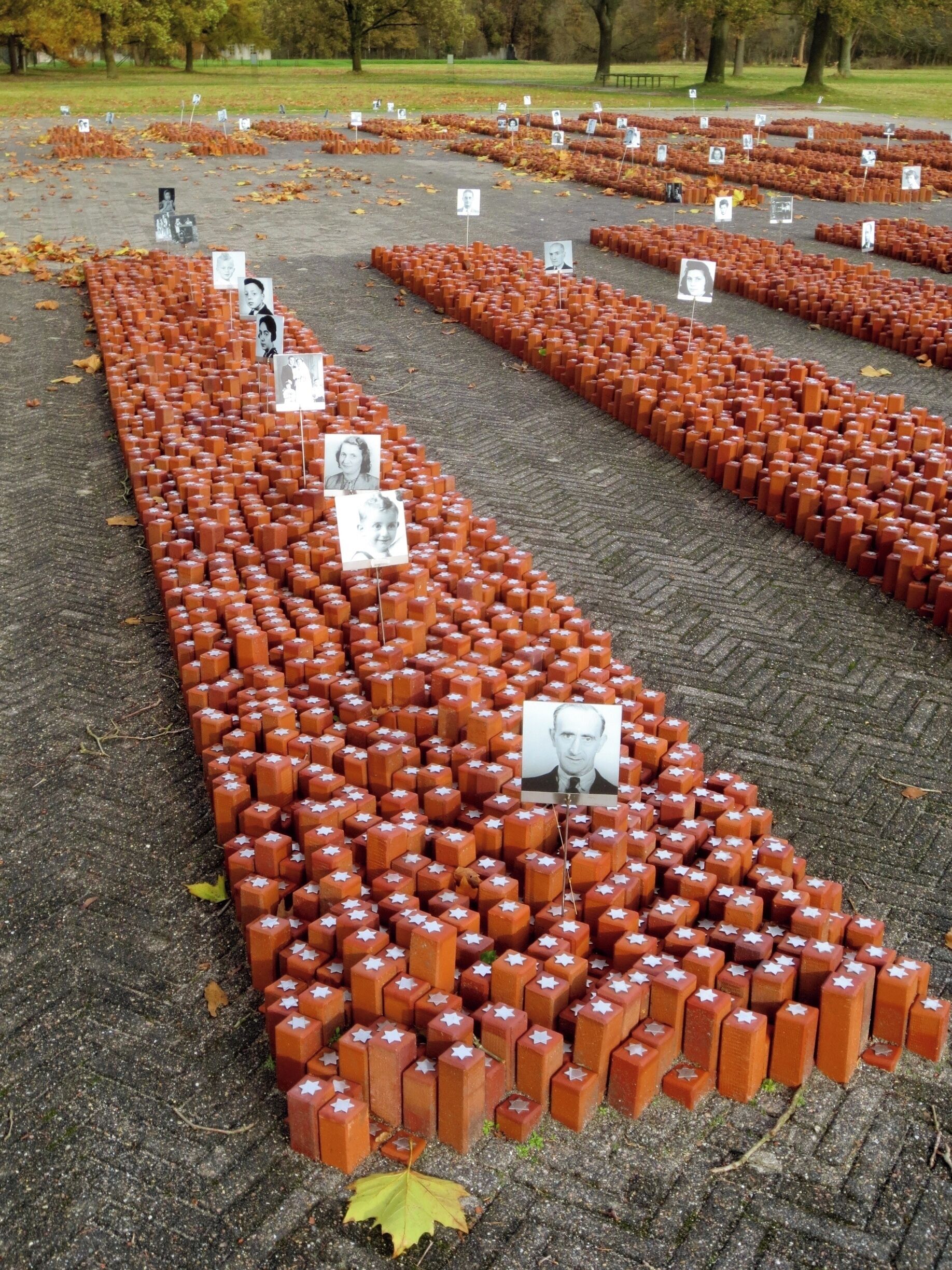 Kamp Westerbork, Stenen op de Appèlplaats