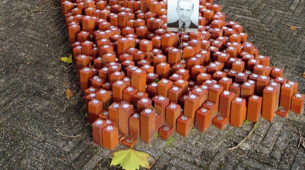 Kamp Westerbork, Stenen op de Appèlplaats