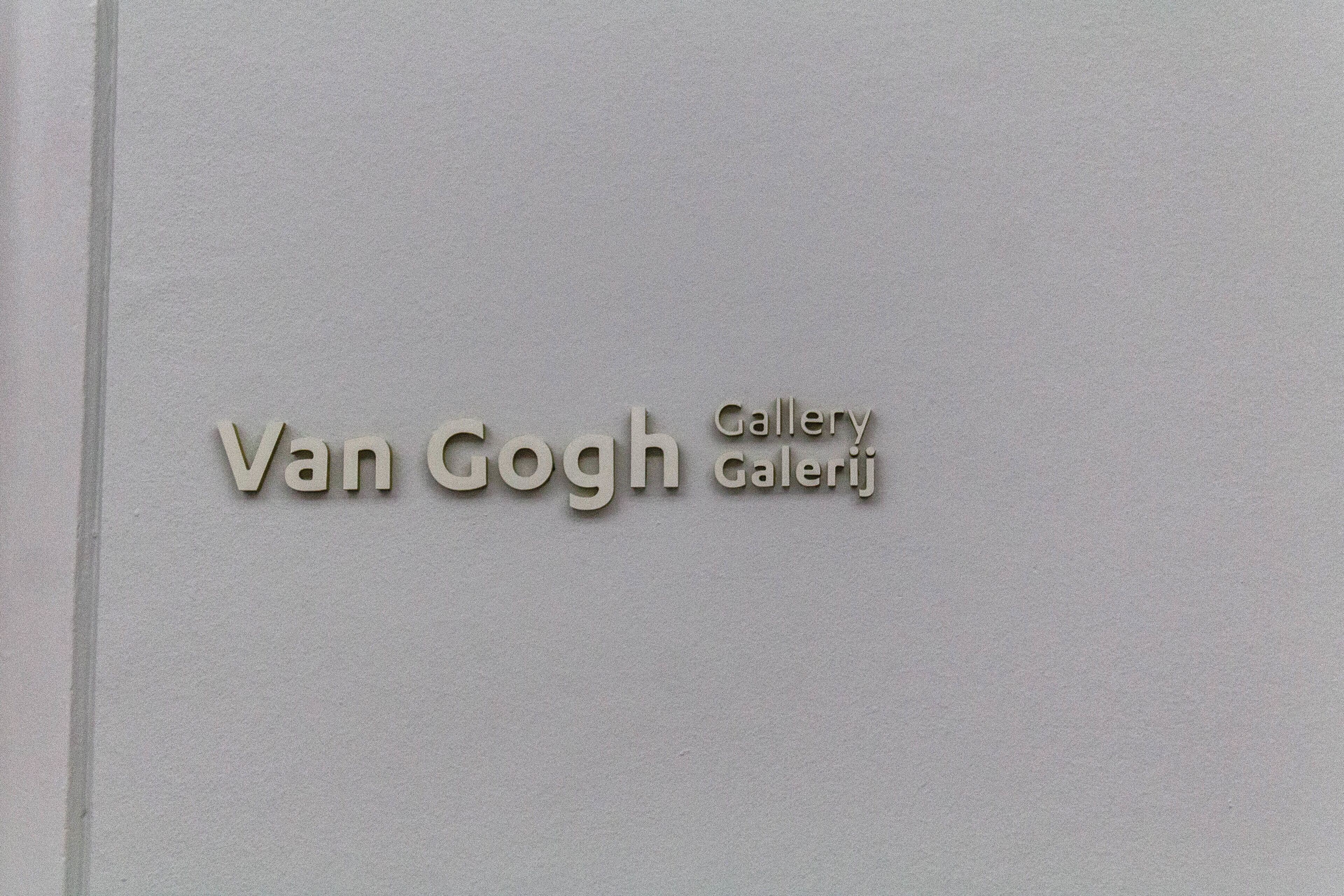 Un cartel con el texto 'Van Gogh Gallery'.