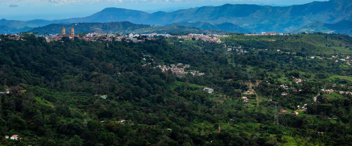 pueblo en Colombia con luz natural