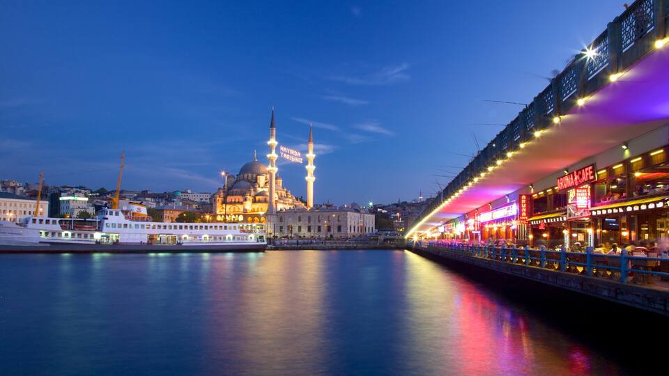 Turquía que incluye ambiente de café, un puente y un ferry