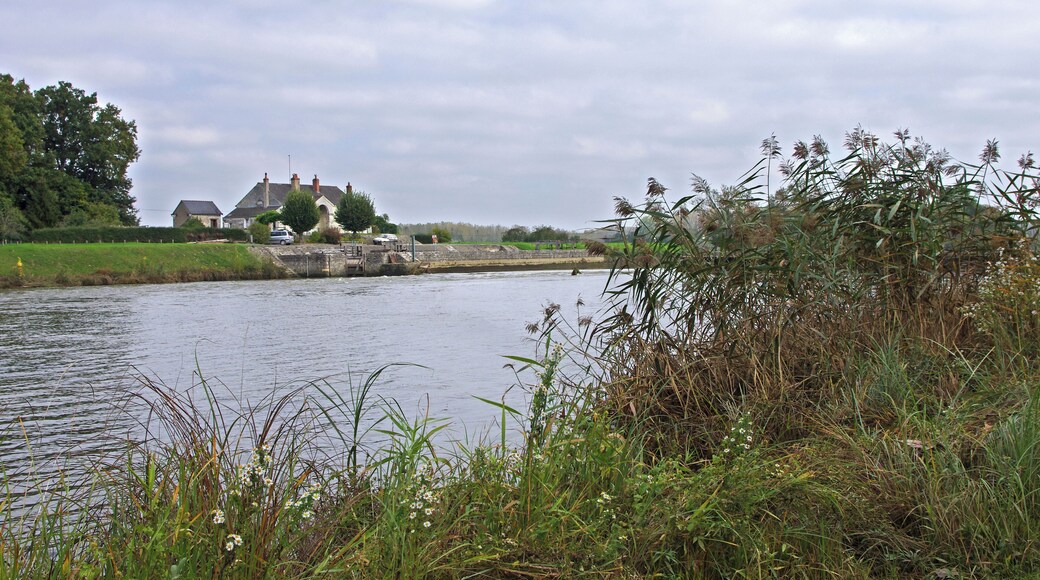 Vue d'ensemble du barrage éclusé dit de Bléré. Chaque site de barrage écluse sur le Cher canalisé est constitué d'un barrage mobile, d'un déversoir fixe pour l'écoulement des eaux surabondantes (de 20 à 45 m de long) , d'une écluse en maçonnerie, d'une maison éclusière comprenant deux logements (éclusier et barragiste) et d'annexes diverses (magasins à aiguilles notamment). Le Cher canalisé est un prolongement du canal du Berry. Il conduit de Noyers sur Cher à Saint-Avertin. Overview of the dam sluice told Bléré. Each dam site on the Cher channeled lock consists of a weir, a weir fixed water flow overabundant (20 to 45 m long), a lock masonry, house lockkeeper including two units (lock keeper and play-offs) and various annexes (including needles stores). Channeled Cher is an extension of the Berry canal. He led Noyers sur Cher Saint-Avertin.