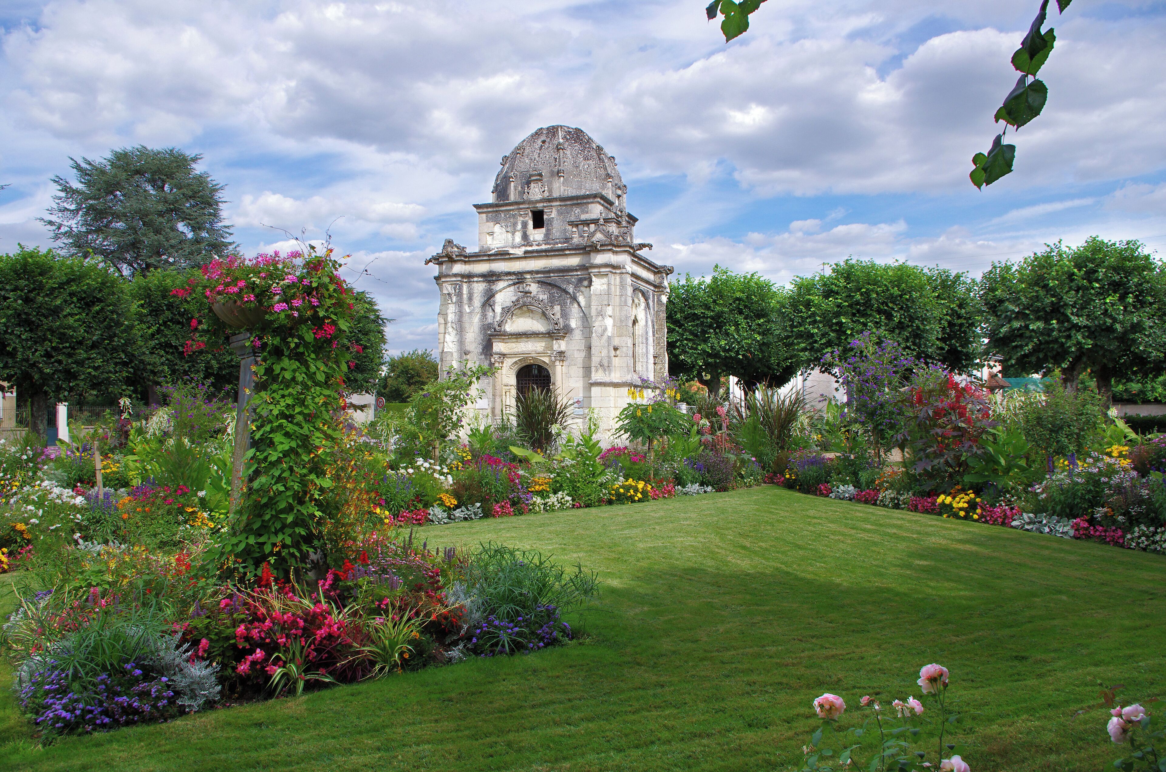 Chapelle funèbre élevée par Jehan de-Saignés seigneur de Bois-Pataud en 1526, à la mémoire de son père Guillaume Trésorier Payeur Général de l'Artillerie sous François Ier. Funeral chapel erected by Jehan de Saignés Lord Pataud Wood in 1526. In memory of his père Guillaume Paymaster General of Artillery under King François Ier.