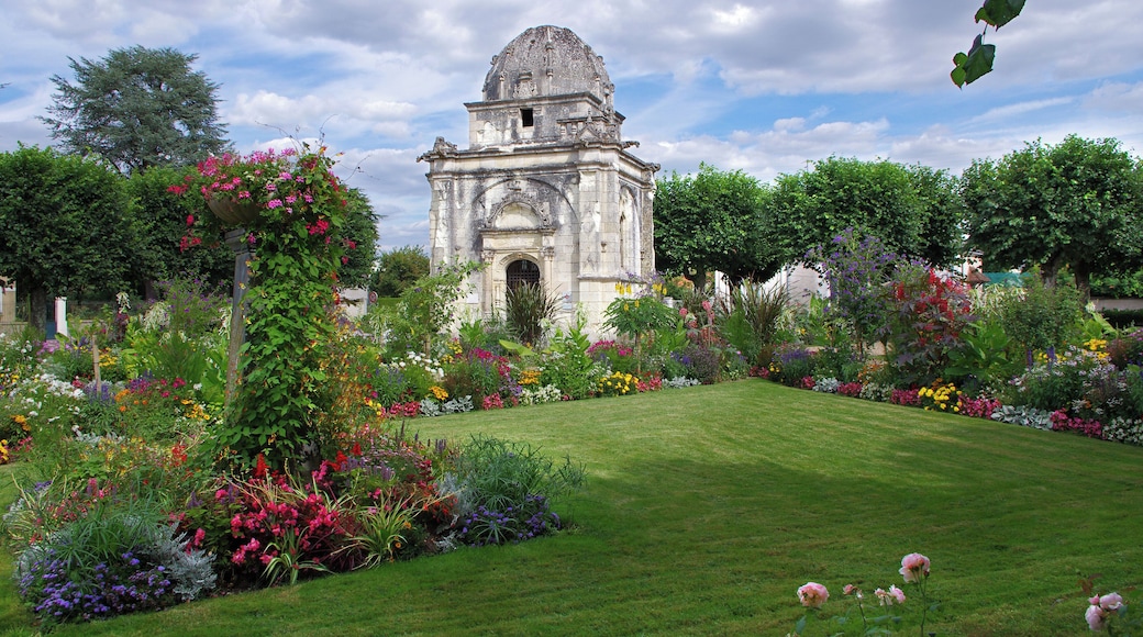 Chapelle funèbre élevée par Jehan de-Saignés seigneur de Bois-Pataud en 1526, à la mémoire de son père Guillaume Trésorier Payeur Général de l'Artillerie sous François Ier. Funeral chapel erected by Jehan de Saignés Lord Pataud Wood in 1526. In memory of his père Guillaume Paymaster General of Artillery under King François Ier.