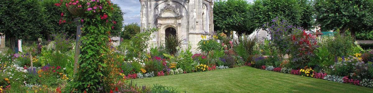 Chapelle funèbre élevée par Jehan de-Saignés seigneur de Bois-Pataud en 1526, à la mémoire de son père Guillaume Trésorier Payeur Général de l'Artillerie sous François Ier. Funeral chapel erected by Jehan de Saignés Lord Pataud Wood in 1526. In memory of his père Guillaume Paymaster General of Artillery under King François Ier.