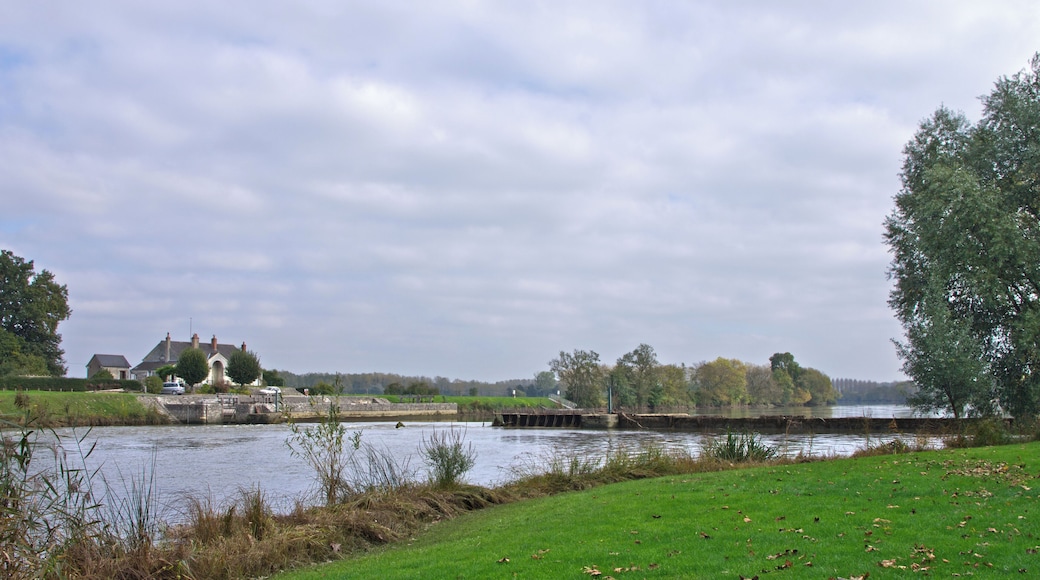 Vue d'ensemble du barrage éclusé dit de Bléré. Chaque site de barrage écluse sur le Cher canalisé est constitué d'un barrage mobile, d'un déversoir fixe pour l'écoulement des eaux surabondantes (de 20 à 45 m de long) , d'une écluse en maçonnerie, d'une maison éclusière comprenant deux logements (éclusier et barragiste) et d'annexes diverses (magasins à aiguilles notamment). Le Cher canalisé est un prolongement du canal du Berry. Il conduit de Noyers sur Cher à Saint-Avertin. Overview of the dam sluice told Bléré. Each dam site on the Cher channeled lock consists of a weir, a weir fixed water flow overabundant (20 to 45 m long), a lock masonry, house lockkeeper including two units (lock keeper and play-offs) and various annexes (including needles stores). Channeled Cher is an extension of the Berry canal. He led Noyers sur Cher Saint-Avertin.