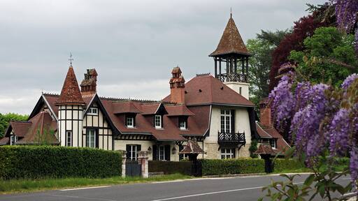 Demeure de la Grisolette (vers 1880_1885). La demeure présente deux bùtiments de style anglo-normand. Residence of the Grisolette (to 1880_1885). The house has two buildings Anglo-Norman style.