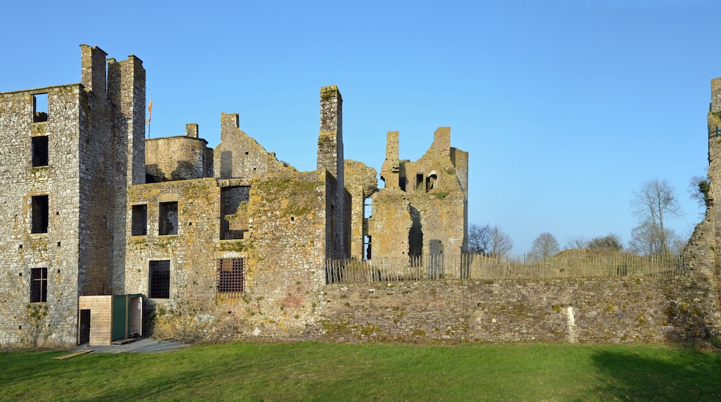 This building is indexed in the Base Mérimée, a database of architectural heritage maintained by the French Ministry of Culture, under the reference PA00109521 .