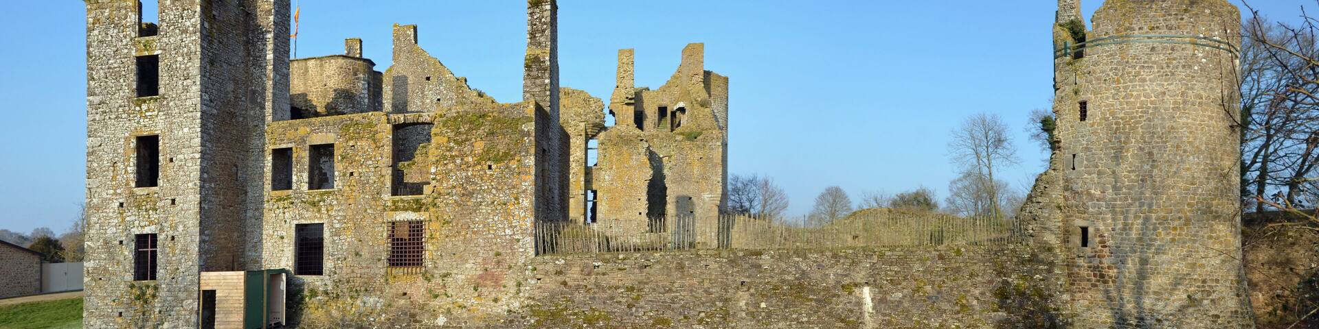 This building is indexed in the Base Mérimée, a database of architectural heritage maintained by the French Ministry of Culture, under the reference PA00109521 .
