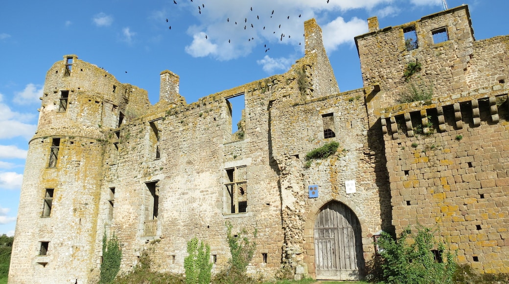 This building is indexed in the Base Mérimée, a database of architectural heritage maintained by the French Ministry of Culture, under the reference PA00109521 .