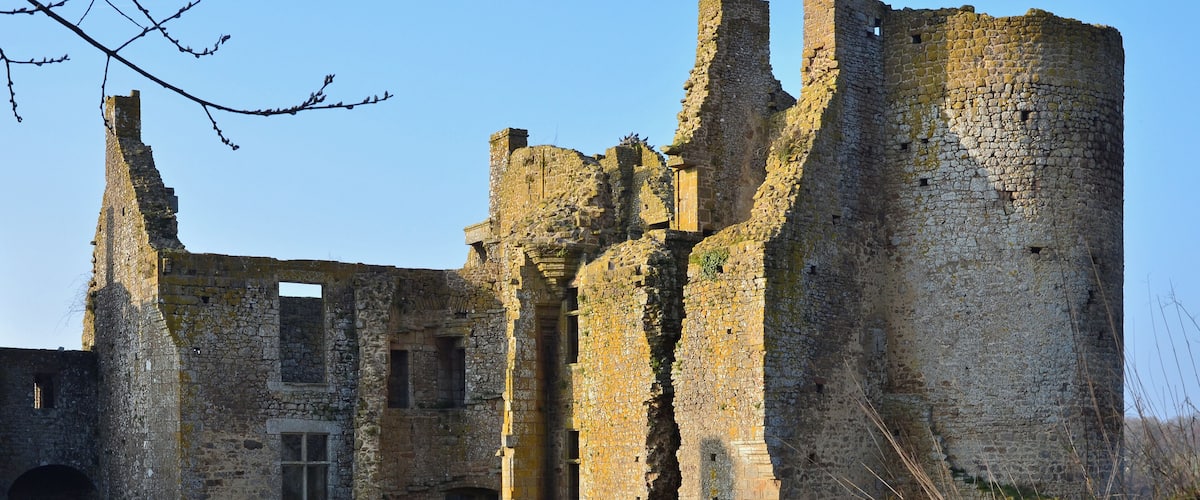This building is indexed in the Base Mérimée, a database of architectural heritage maintained by the French Ministry of Culture, under the reference PA00109521 .