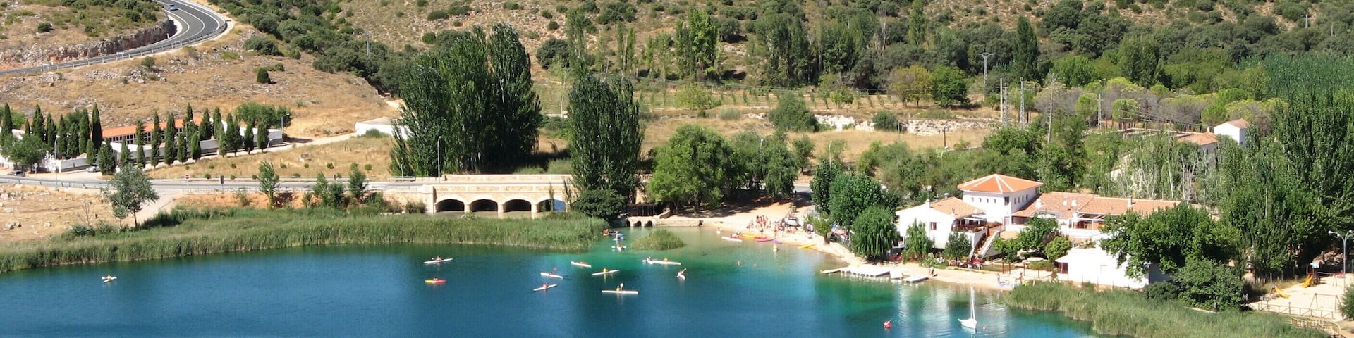 Ruidera. Laguna del Rey in front of the N430 towards Manzanares. Ruidera is on the right. Provincia de Ciudad Real, Castilla-La Mancha, España.