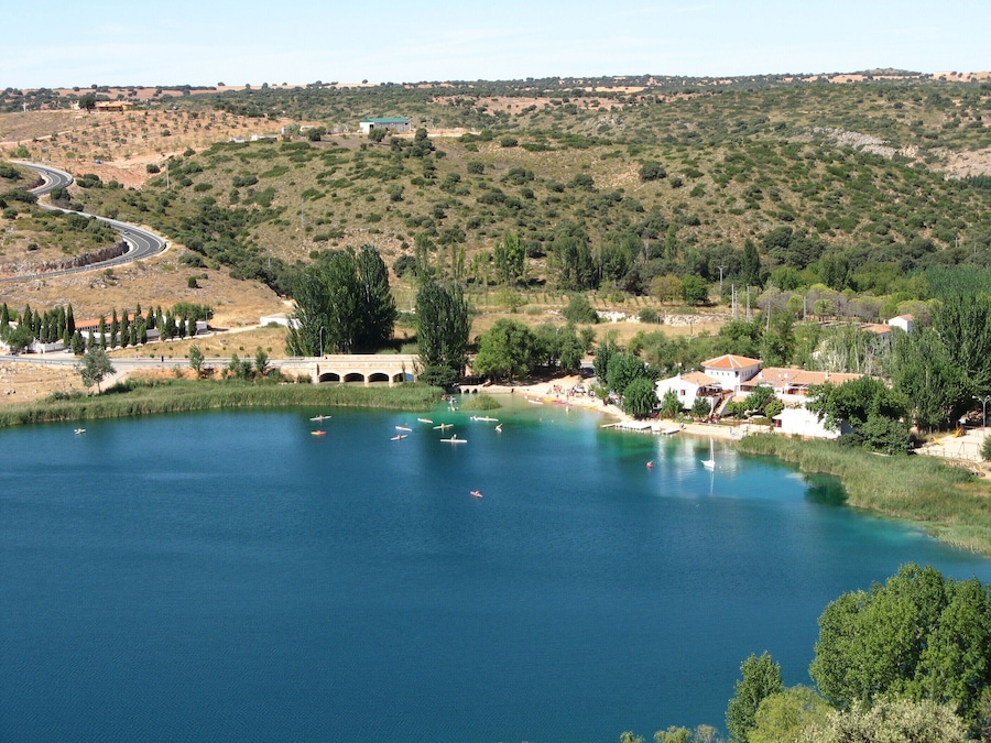 Ruidera. Laguna del Rey in front of the N430 towards Manzanares. Ruidera is on the right. Provincia de Ciudad Real, Castilla-La Mancha, España.