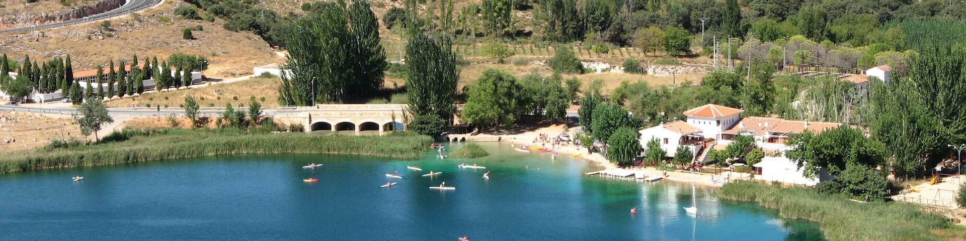 Ruidera. Laguna del Rey in front of the N430 towards Manzanares. Ruidera is on the right. Provincia de Ciudad Real, Castilla-La Mancha, España.