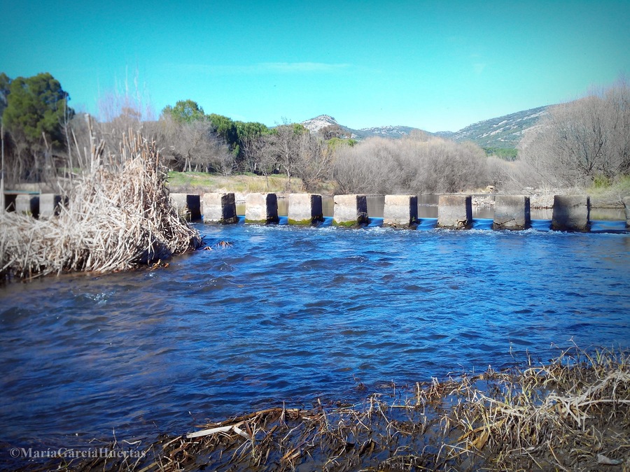 Piedras pasaderas sobre el río Guadiana, en el municipio de Luciana, Ciudad Real, España.