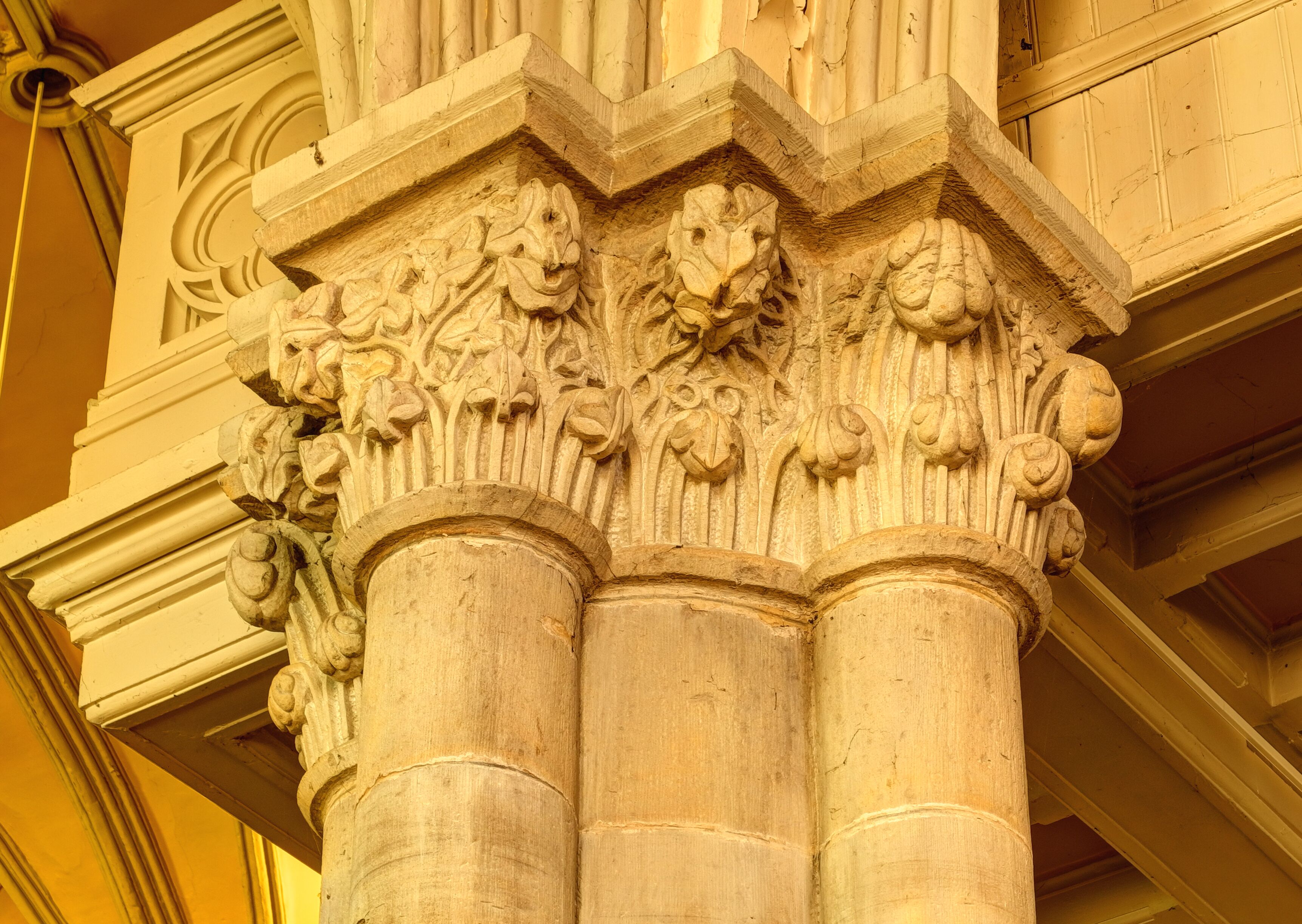 This file was uploaded with Commonist. Église Saint-Jean-Baptiste de Giromagny : chapiteaux de colonnes avec bas-reliefs (HDR).