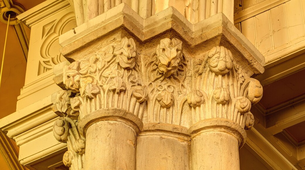 This file was uploaded with Commonist. Église Saint-Jean-Baptiste de Giromagny : chapiteaux de colonnes avec bas-reliefs (HDR).