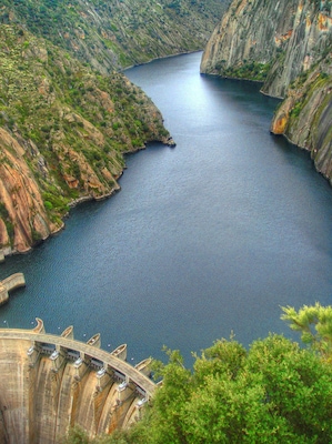 The Aldeadávila Dam, between Spain and Portugal. Watermark has been removed using the GIMP resynthesizer plugin (smart remove).