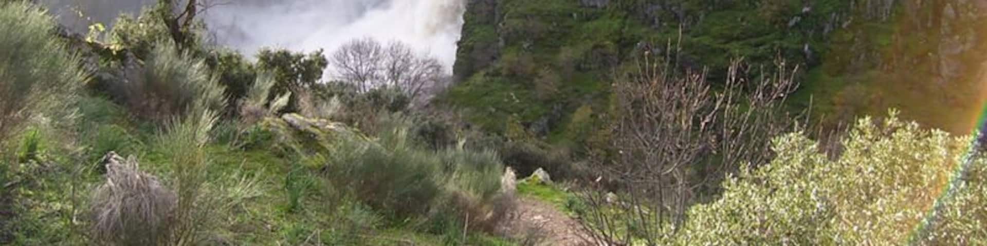FotografĂa de la cascada del Pozo de los Humos situada entre los municipios de Masueco y Pereña de la Ribera (Salamanca, España) en los Arribes del Duero.