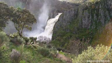 Fotografía de la cascada del Pozo de los Humos situada entre los municipios de Masueco y Pereña de la Ribera (Salamanca, España) en los Arribes del Duero.