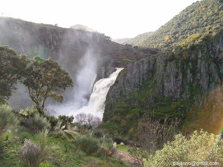 Fotografía de la cascada del Pozo de los Humos situada entre los municipios de Masueco y Pereña de la Ribera (Salamanca, España) en los Arribes del Duero.