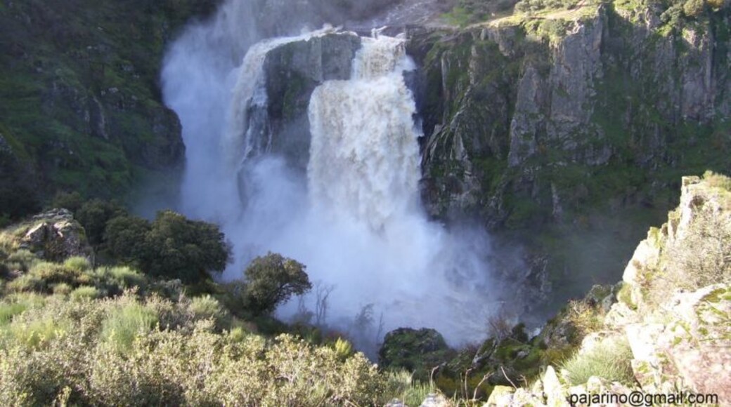 Fotografía de la cascada del Pozo de los Humos situada entre los municipios de Masueco y Pereña de la Ribera (Salamanca, España) en los Arribes del Duero.
