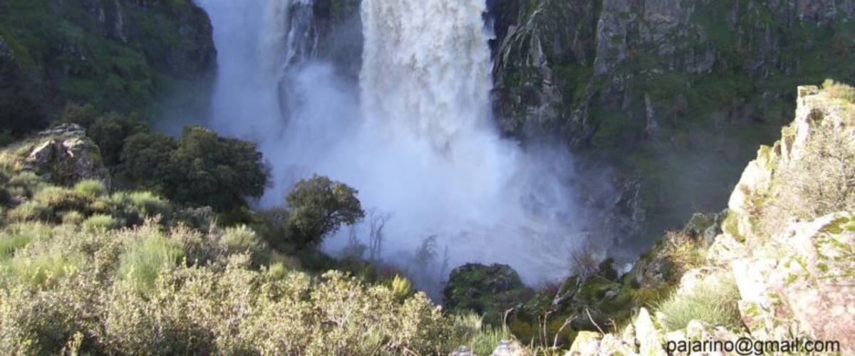 Fotografía de la cascada del Pozo de los Humos situada entre los municipios de Masueco y Pereña de la Ribera (Salamanca, España) en los Arribes del Duero.