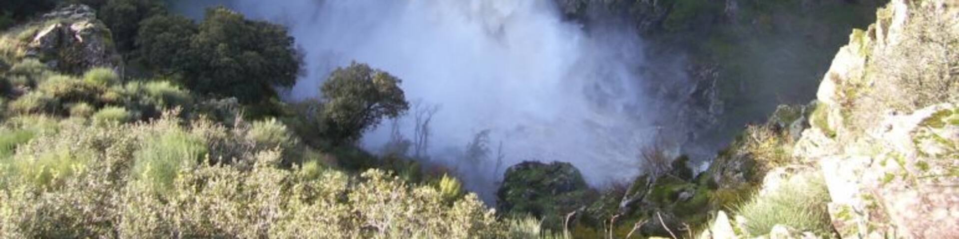 Fotografía de la cascada del Pozo de los Humos situada entre los municipios de Masueco y Pereña de la Ribera (Salamanca, España) en los Arribes del Duero.