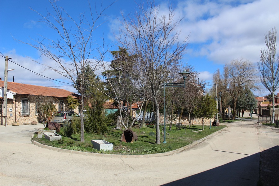Plaza de la Constitución en Morille, situada al lado del Museo Jaime San Román de la Industria y el Comercio