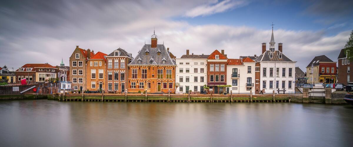 Een gracht met historische gebouwen aan de kant.