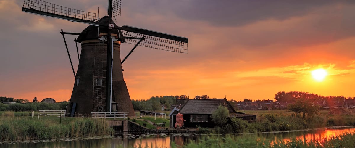 The Dutch Sunset
When you think of windmills, Netherlands will definitely creep in into your mind. Have you always wanted to experience the stunning windmills of Holland? Then you are looking for a place called Kinderdijk, a short distance away from Rotterdam. Today, there arenât many windmills around in Netherlands and Kinderdijk is one of the last places. The place has some 40 windmills, and they are lovely to just watch on a serene dawn or evening. Here is a lovely sunset at the famous Kinderdijk area of Netherlands, with the sky presenting a contrast against the setting sun and the gathering clouds. Highly recommended for visiting at Sunset or Sunrise, when the people are less, and the colour and the environment are majestic.
#culture