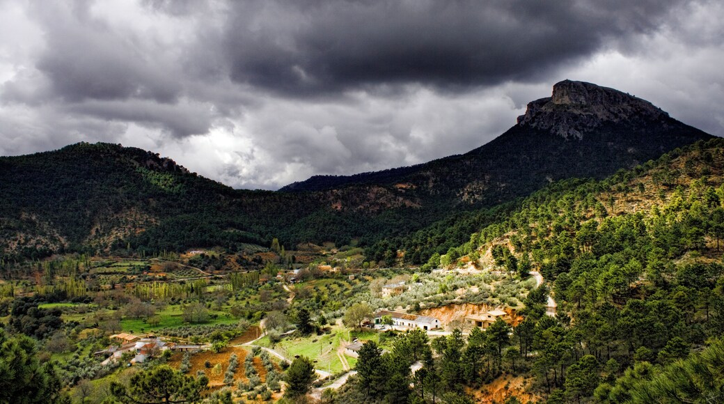 En la Sierra de Alcaraz. Se pueden ver las aldeas de El Bellotar y Los Pifanios, también el Pico del Cambrón. El Sol se colaba entre las nubes. Se puede ver en: www.elbloginfantil.com/filosofia-esconden-ninos.html www.spanien-reiseblog.de/kastilien-la-mancha/albacete/alb...