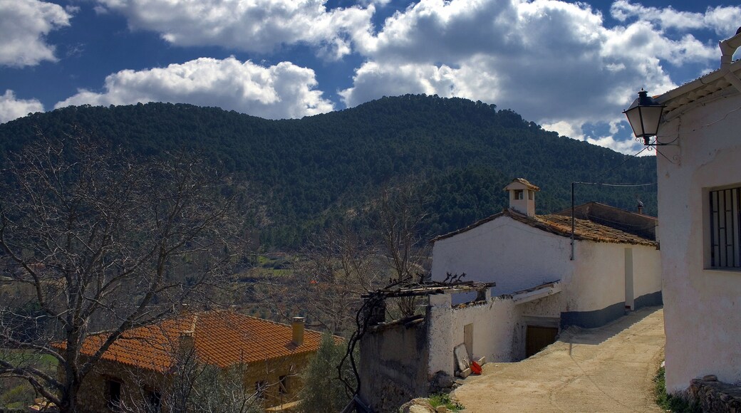 Una calle de una pequeña aldea de la Sierra de Alcaraz, en Albacete. Se puede ver en: rutas.excite.es/noticias/2381/Turismo-rural-en-Albacete-u... www.absolutalbacete.com/exposicion-que-muestra-recursos-t... www.absolutalbacete.com/turismo-rural-en-ano-nuevo/