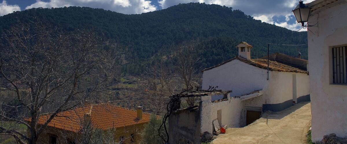 Una calle de una pequeña aldea de la Sierra de Alcaraz, en Albacete. Se puede ver en: rutas.excite.es/noticias/2381/Turismo-rural-en-Albacete-u... www.absolutalbacete.com/exposicion-que-muestra-recursos-t... www.absolutalbacete.com/turismo-rural-en-ano-nuevo/