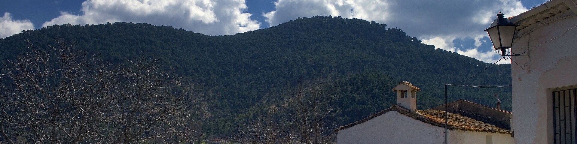 Una calle de una pequeña aldea de la Sierra de Alcaraz, en Albacete. Se puede ver en: rutas.excite.es/noticias/2381/Turismo-rural-en-Albacete-u... www.absolutalbacete.com/exposicion-que-muestra-recursos-t... www.absolutalbacete.com/turismo-rural-en-ano-nuevo/