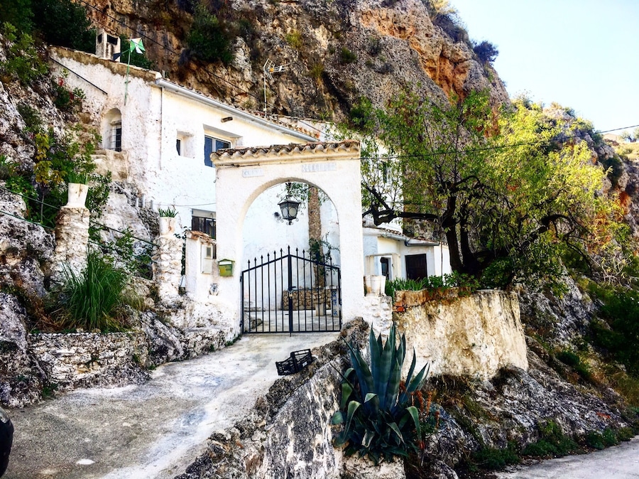 LETUR..... esta situado a unos 720 m. sobre el nivel del mar, con una superficie de 262,42 Km2
es un municipio español situado al sureste de la península ibérica, en la provincia de Albacete > Del 14 al 20 de agosto se celebran la Fiestas Patronales en honor a la Virgen de la Asunción
El agua siempre presente en Letur, para regar, beber, lavar y refrescarse.
#verano2018 #letur #albacete #cuevaguerrero