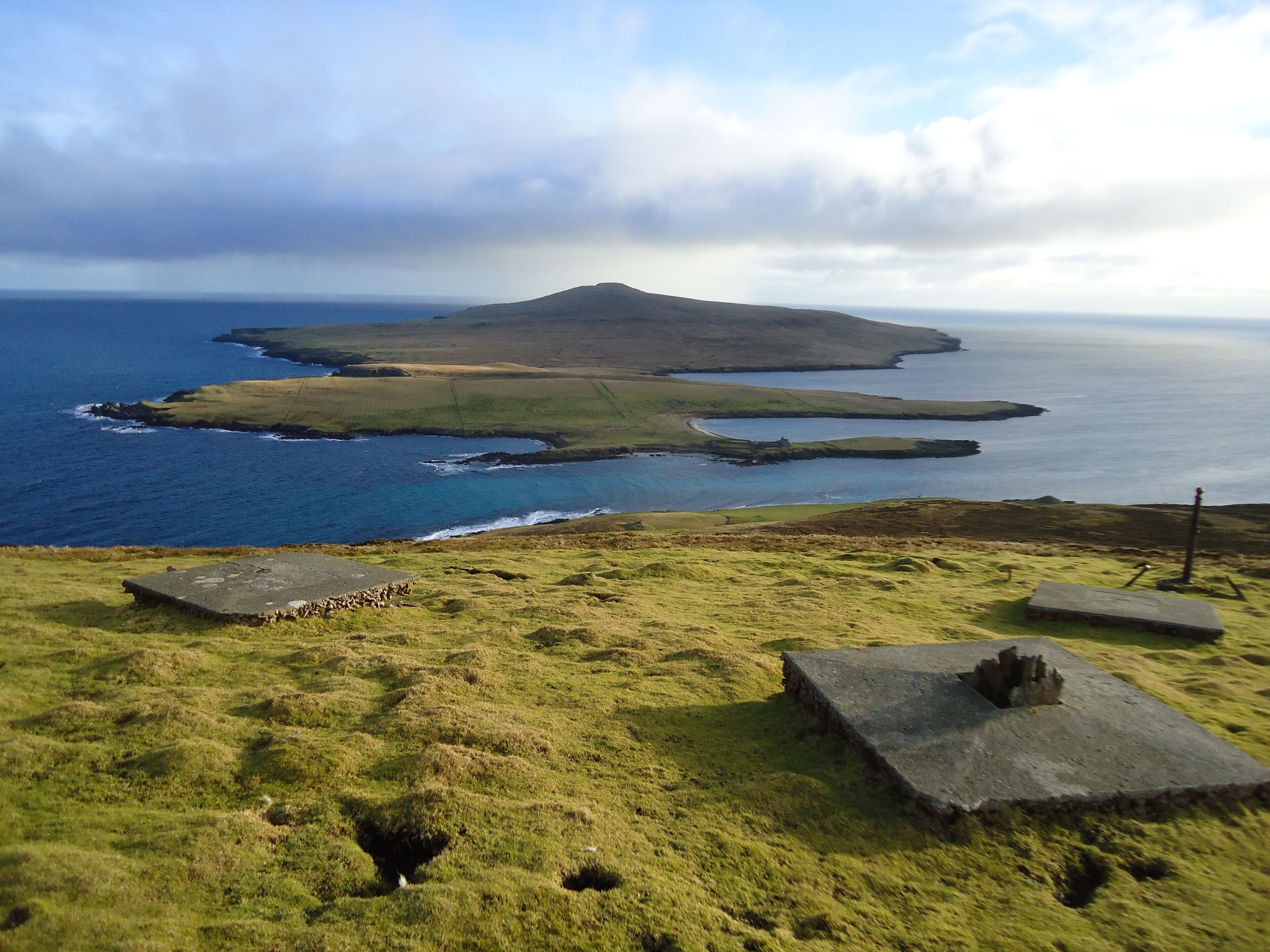 Vue de l'île de Noss à partir de l'île de Bressay, en Hiver, dans l'archipel des Shetland en Ecosse.