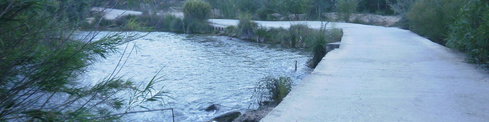 Puente que cruza el rĂo Cabriel hacia Tamayo