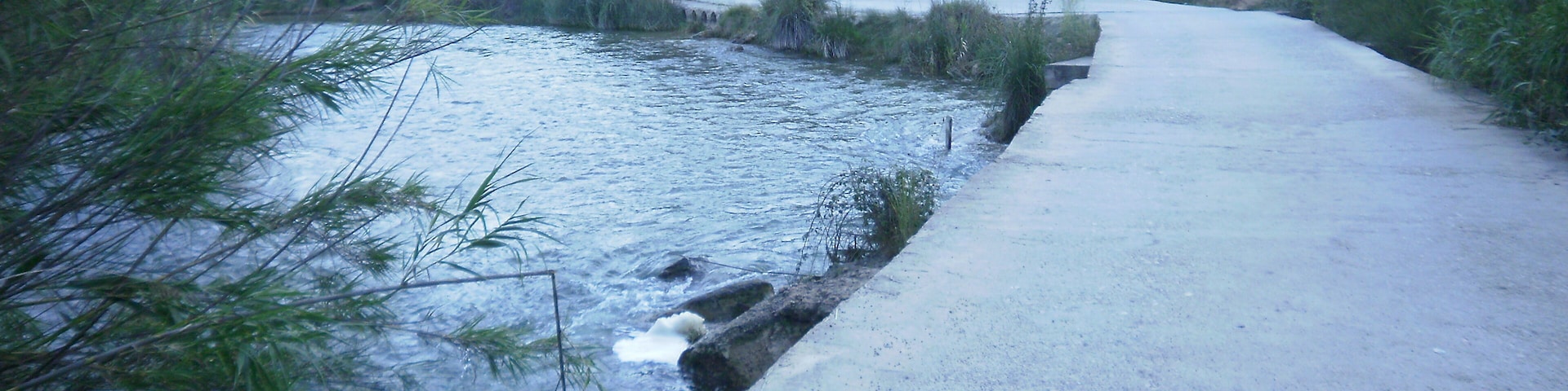 Puente que cruza el río Cabriel hacia Tamayo