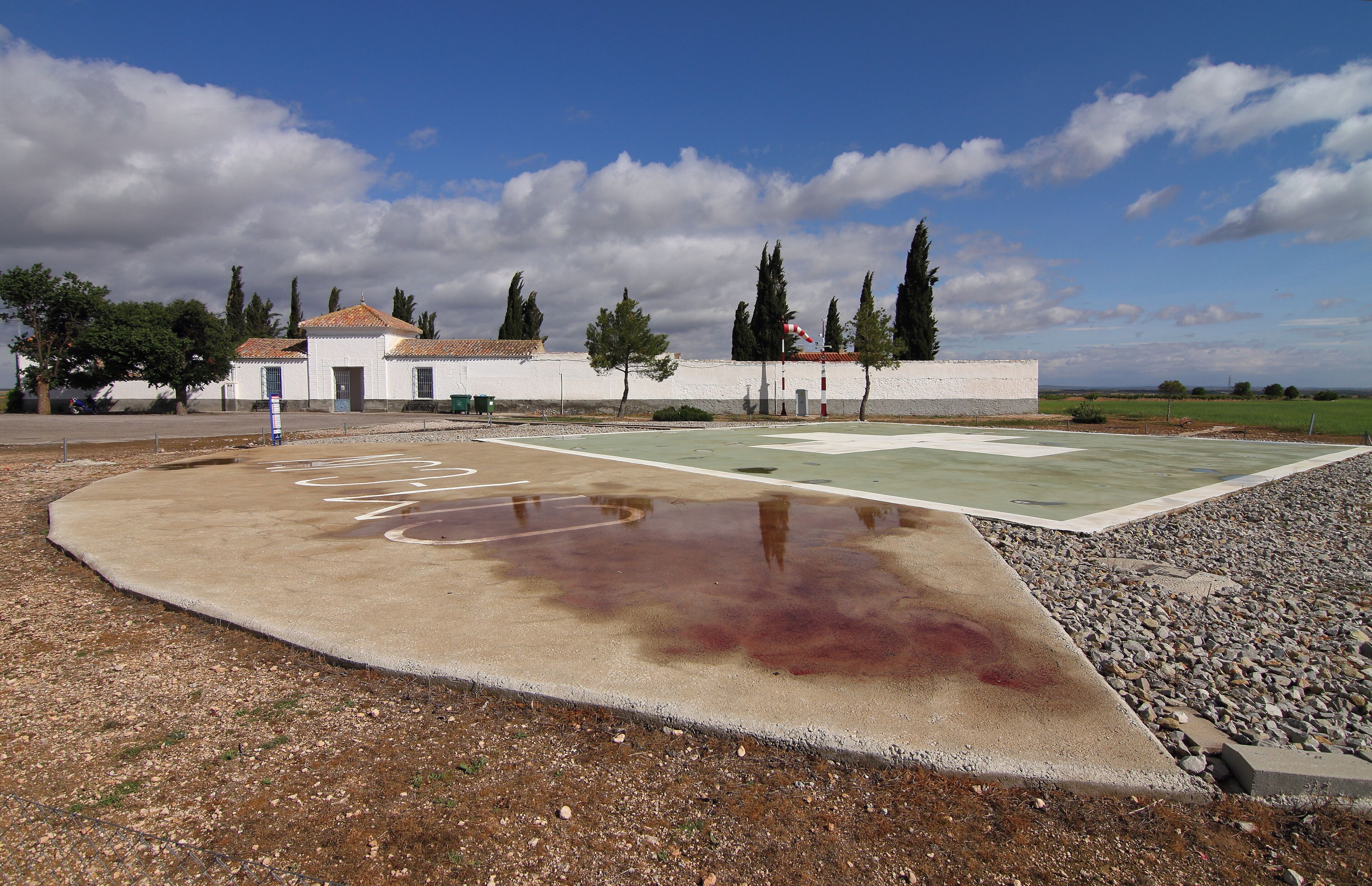 Casas de Juan Nuñez, Cementerio y helipuerto