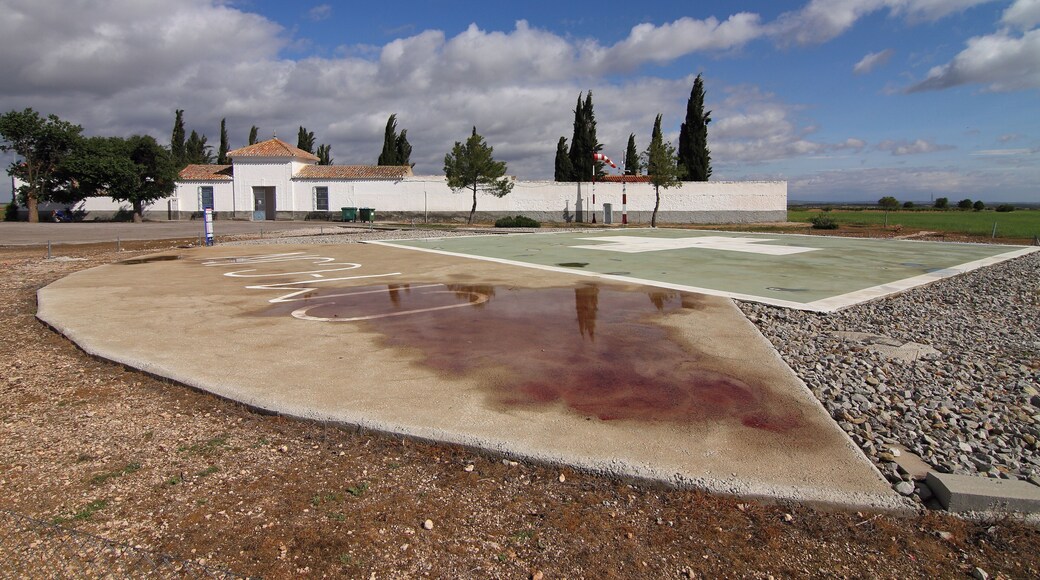 Casas de Juan Nuñez, Cementerio y helipuerto