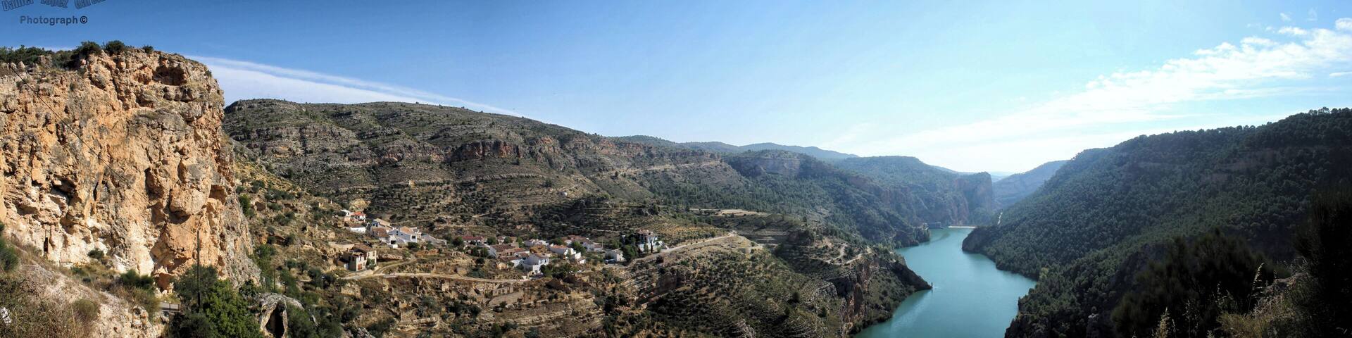 Vista panorĂĄmica del Embalse del Molinar desde la ermita