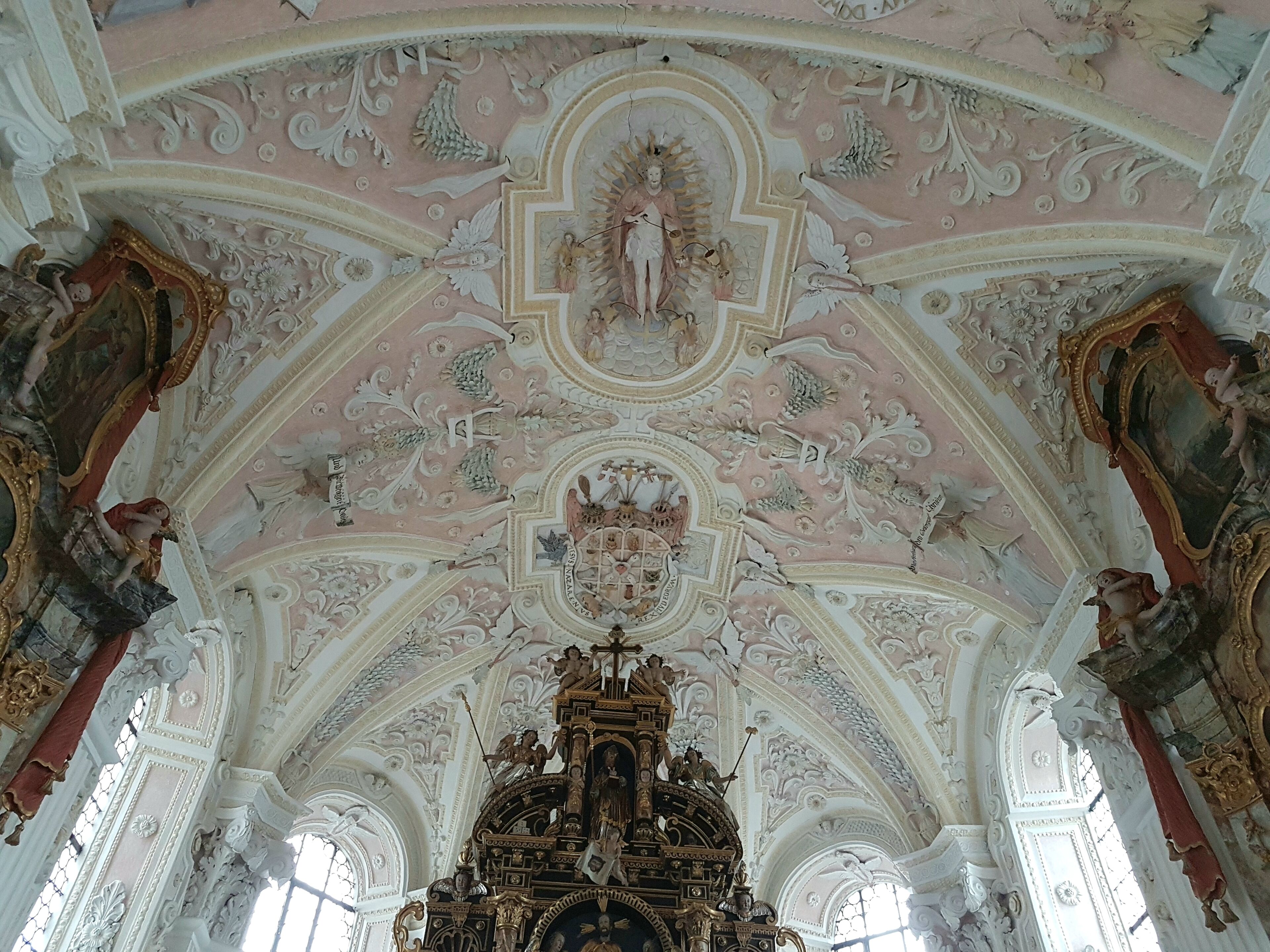 Fischbachau, Elbach, Hl. Blut, Chorgewölbe mit schweren hochbarocke Stuck von der Zwerger-Familie.