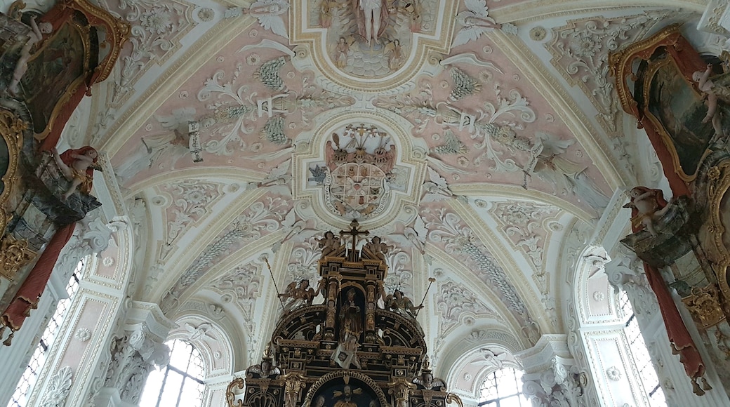 Fischbachau, Elbach, Hl. Blut, Chorgewölbe mit schweren hochbarocke Stuck von der Zwerger-Familie.