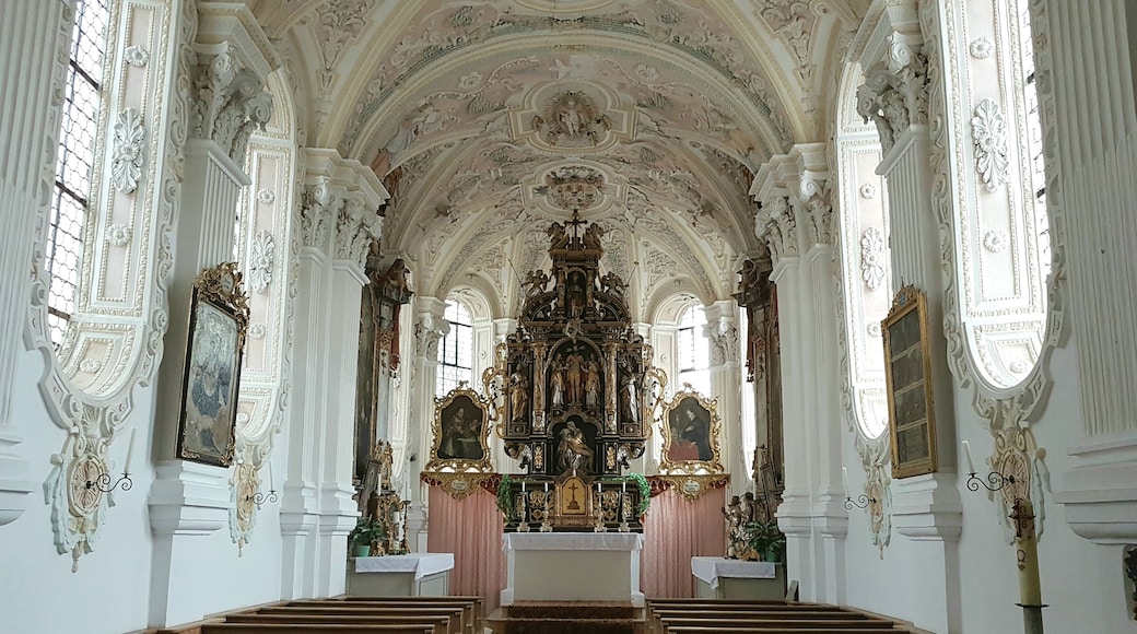 Fischbachau, Elbach, Hl. Blut, Innenraum mit dem reichen schweren Miesbacher Stuck der Zwerger-Familie.